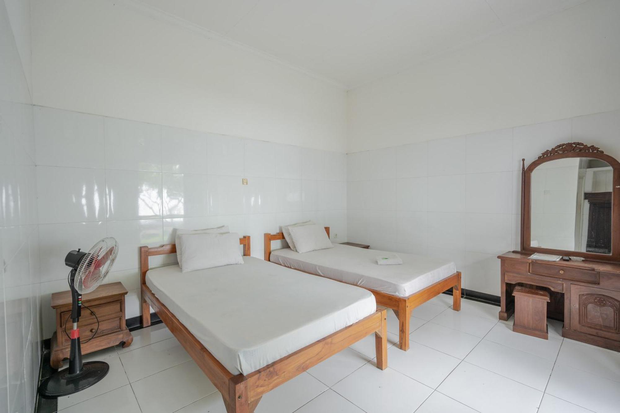 Rommeo Inn Lovina Mitra Reddoorz Temukus Exterior foto