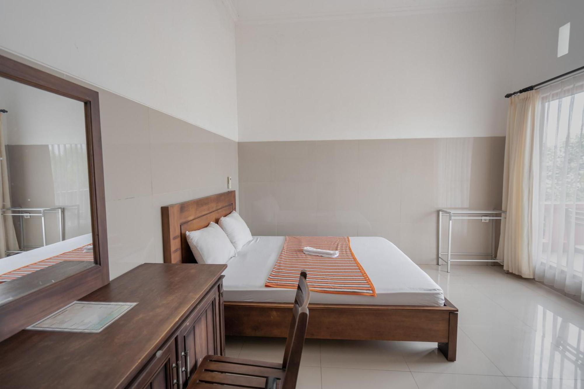 Rommeo Inn Lovina Mitra Reddoorz Temukus Exterior foto