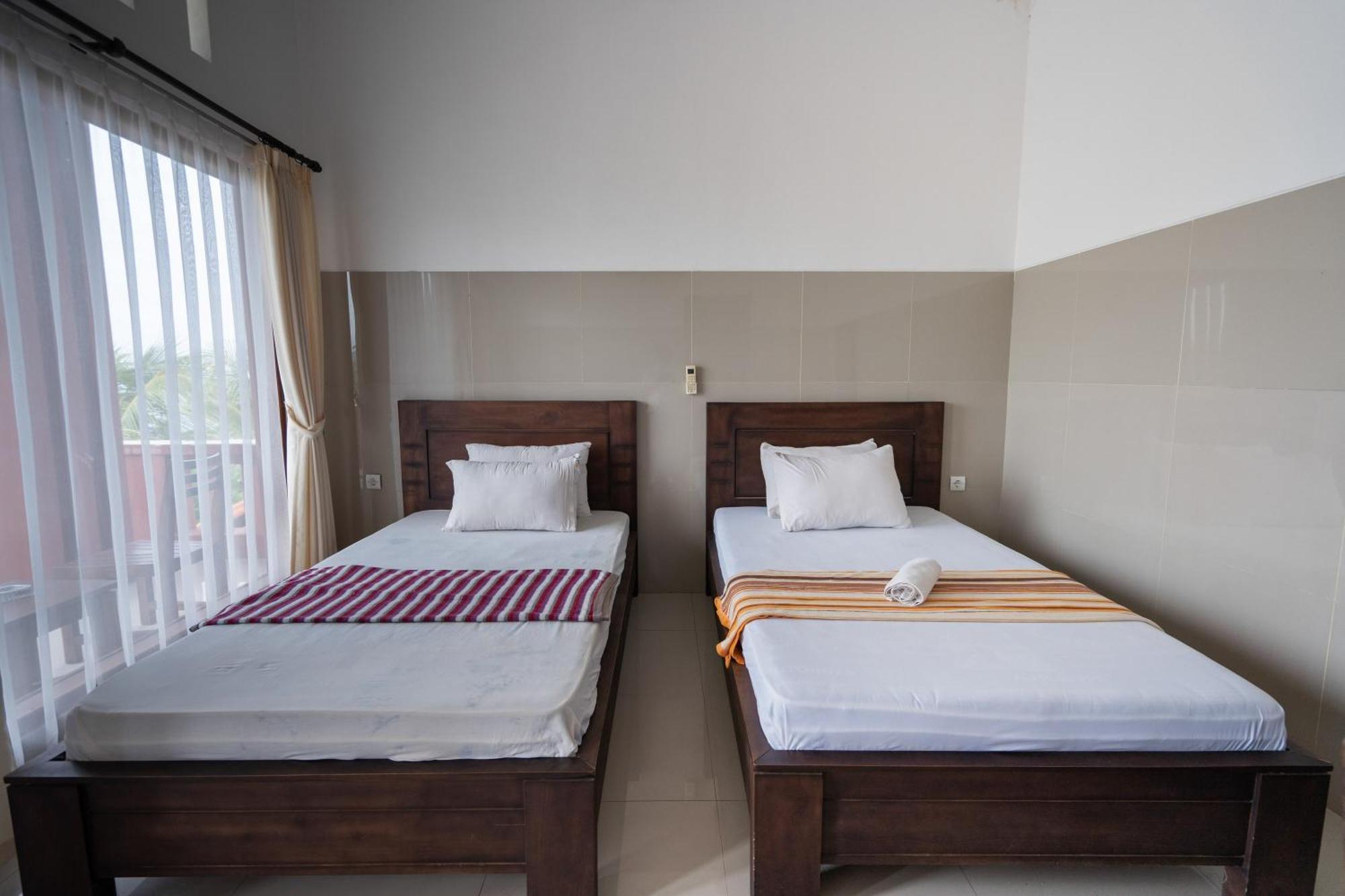 Rommeo Inn Lovina Mitra Reddoorz Temukus Exterior foto